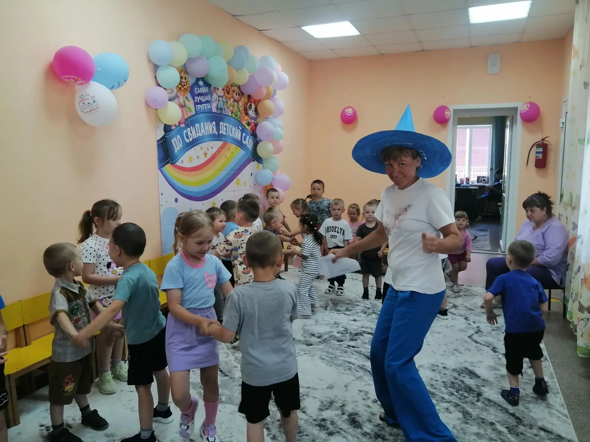 18 июня в нашем детском саду прошло развлечение "Овощи и фрукты - полезные продукты!"  В гости к реб