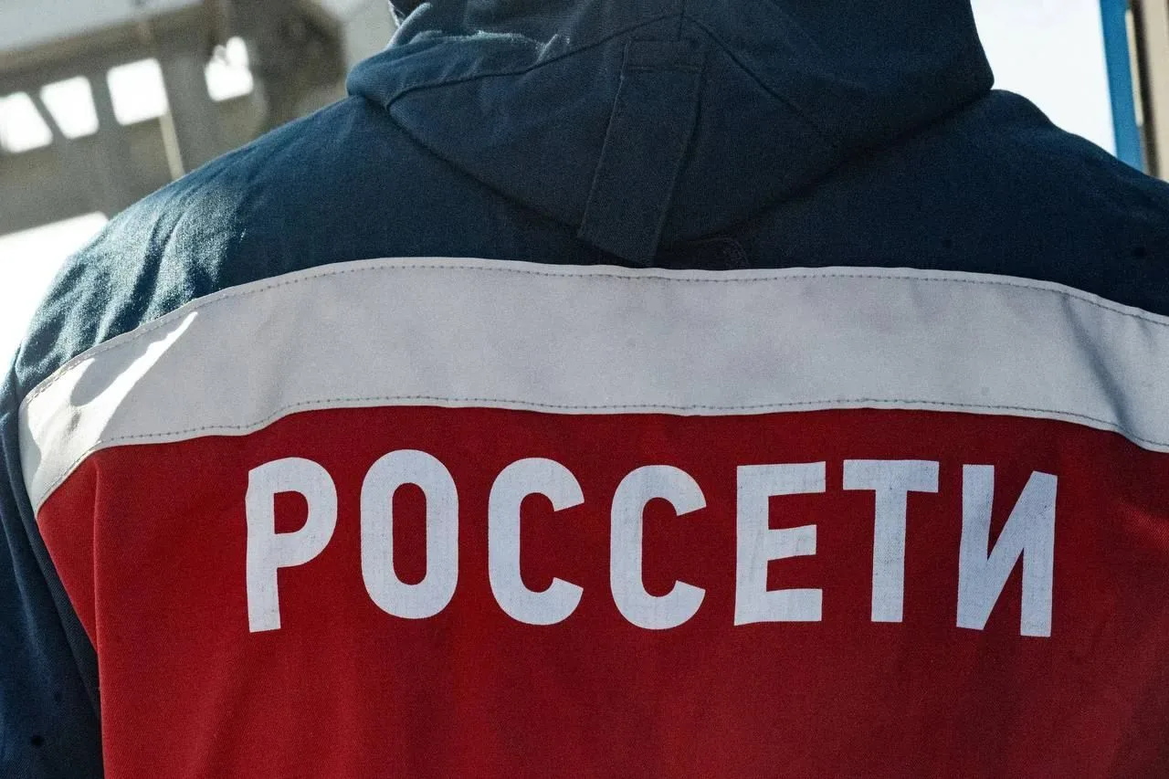 90 новых опор установлены на линии электропередачи в Крестецком округе