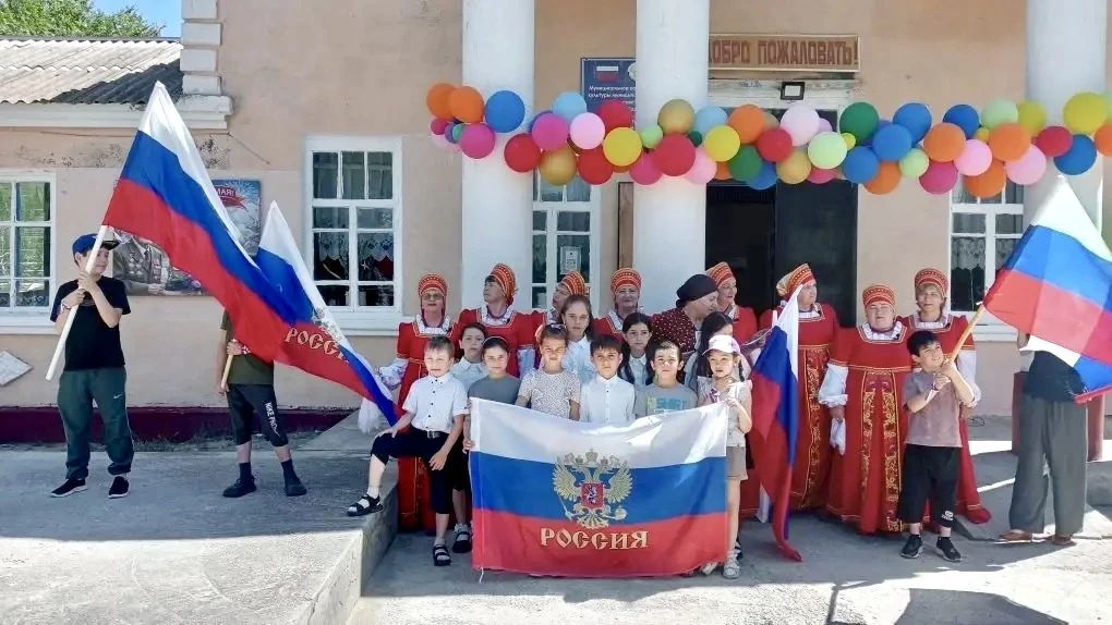 В Таловском  ДК к Дню России прошла праздничная программа "Горжусь тобой моя Россия".В которой приня