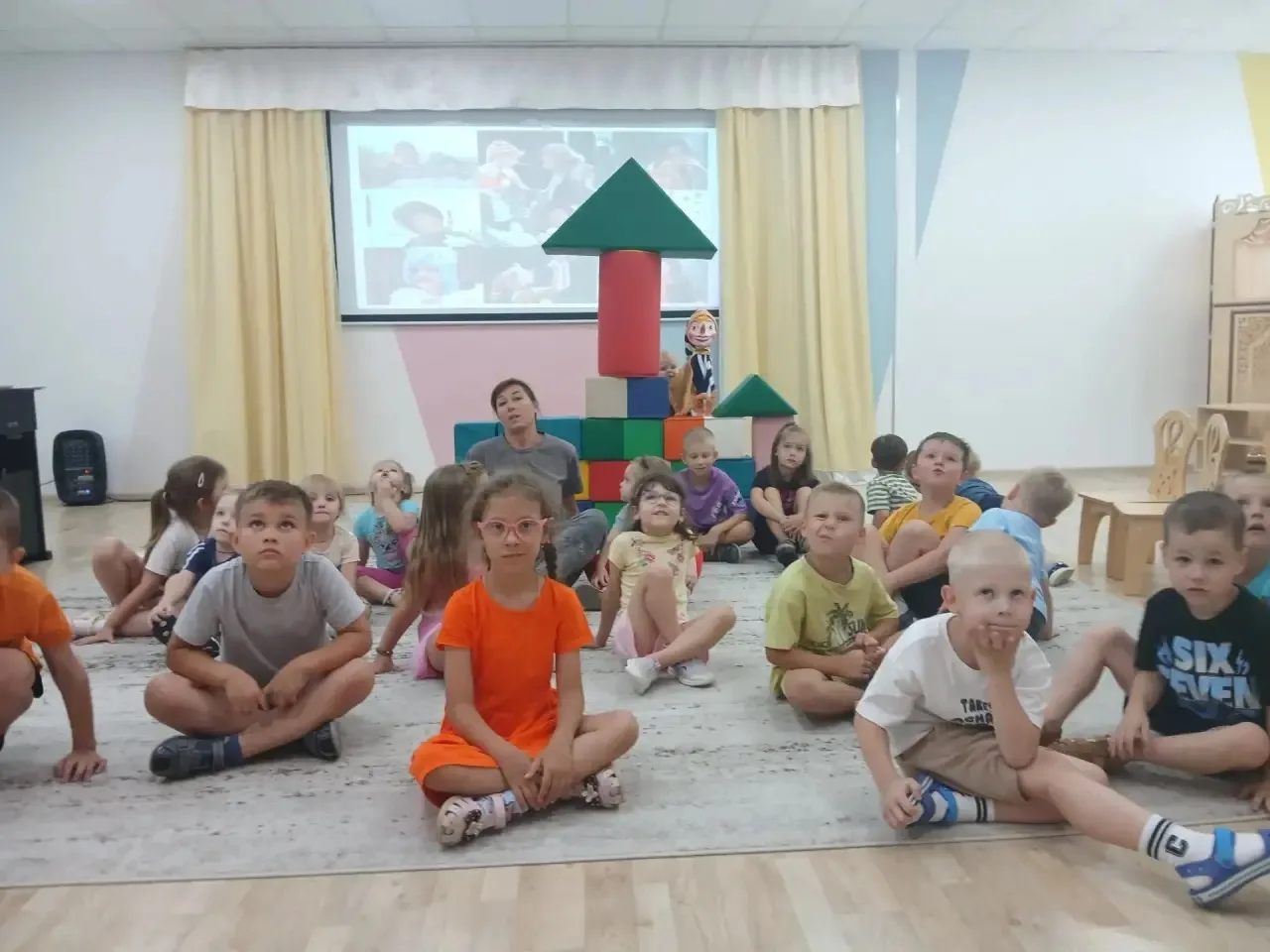 Встречи со сказкой продолжаются! Веселый Буратино  играл с ребятами в игры, танцевал, з...