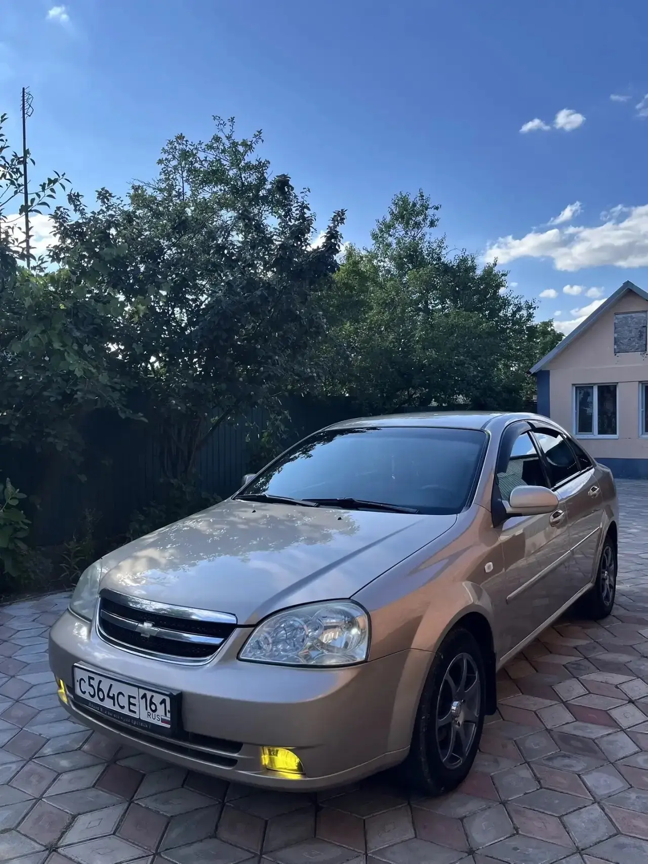 CHEVROLET  LACETTI
 Цена :515,000
 Год:2008
 Пробег:220,000(родной) 
Двигатель 1,6 : не троит , не д