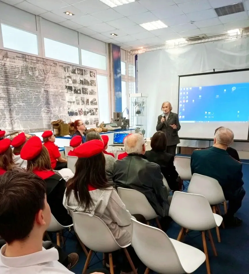 📋 Ученики 6Г класса и их классный руководитель Наталья Валентиновна Лебедева посетили конференцию, п