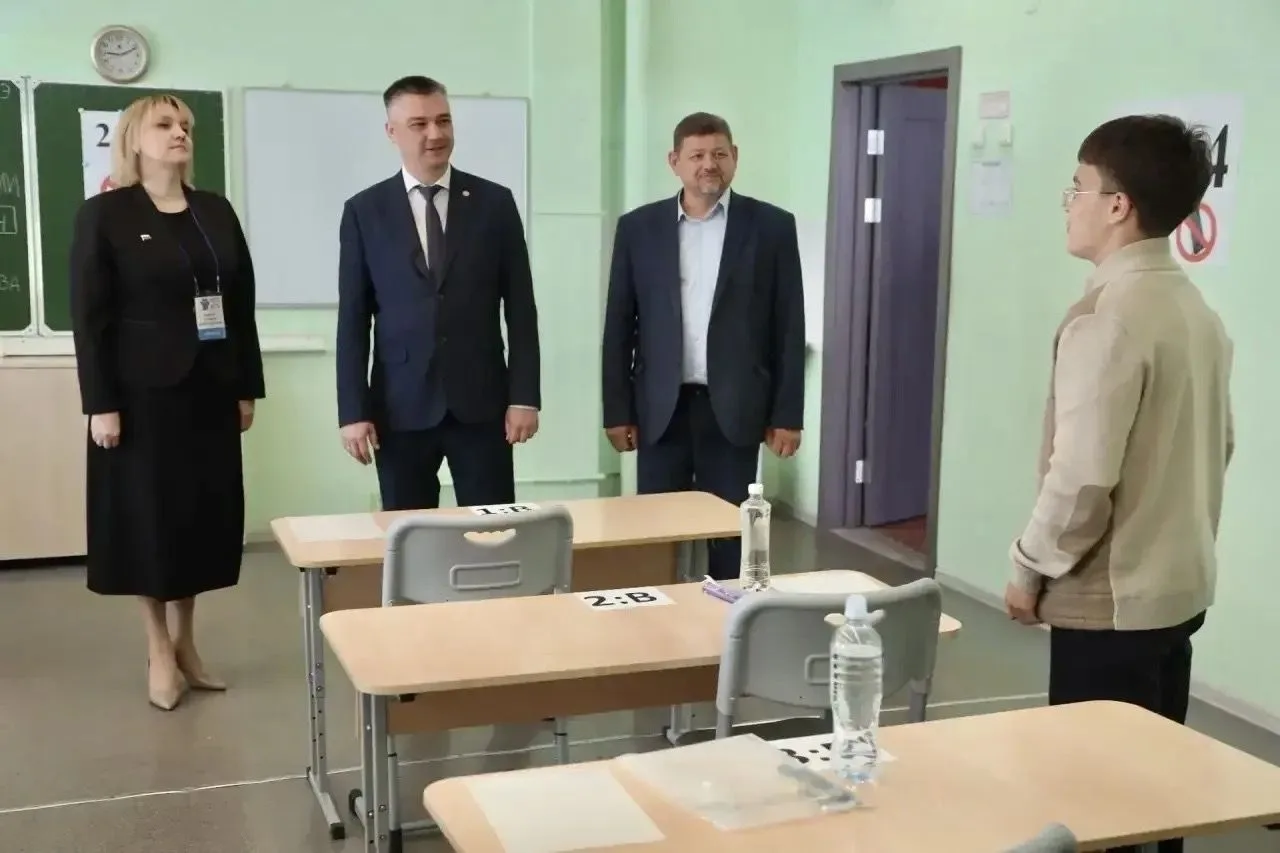 Сегодня с утра заехал в пункт проведения экзамена на базе чебоксарской 45-й школы. Посм...