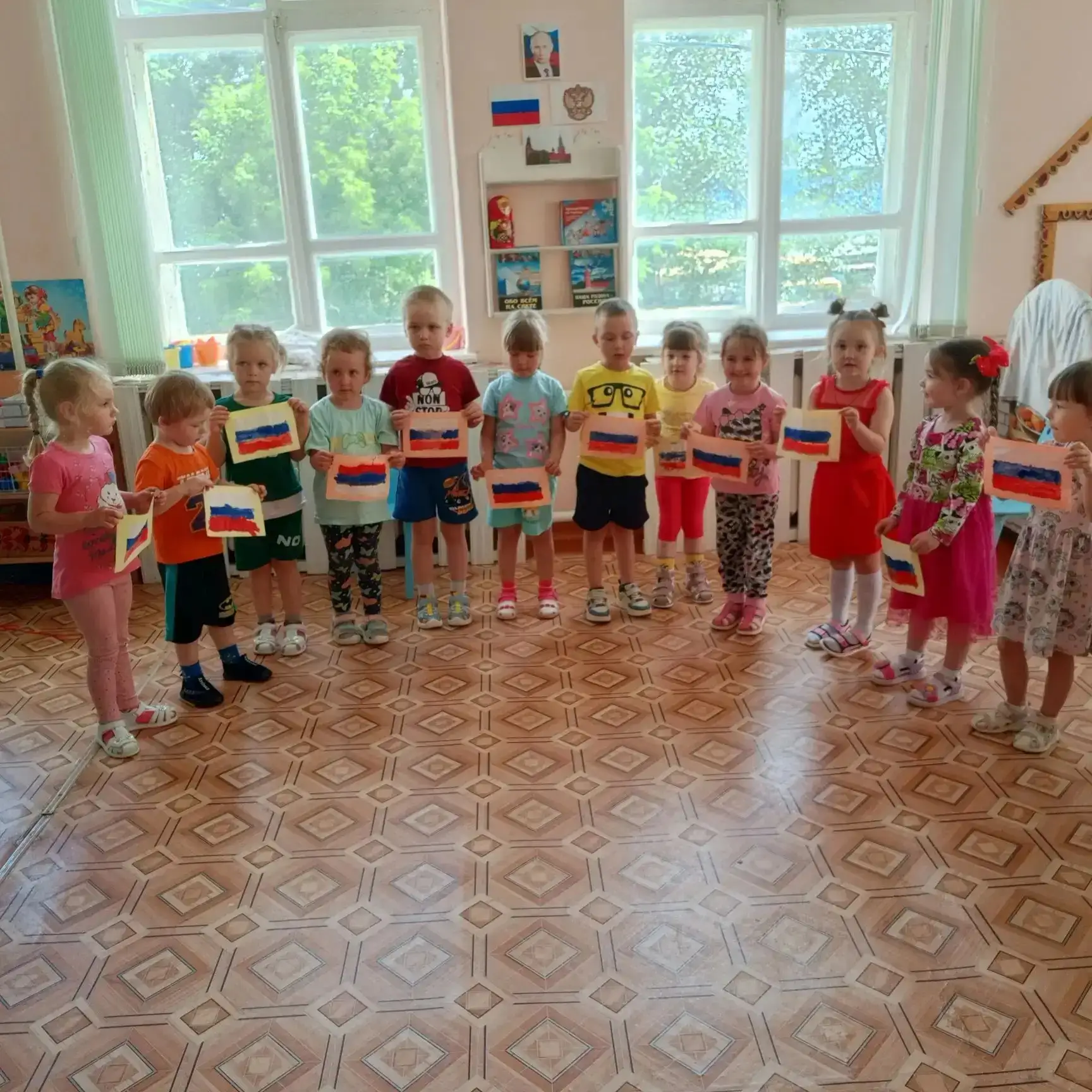 Ребята второй младшей группы сделали первый шаг в знакомстве с государственной символикой России .Ре