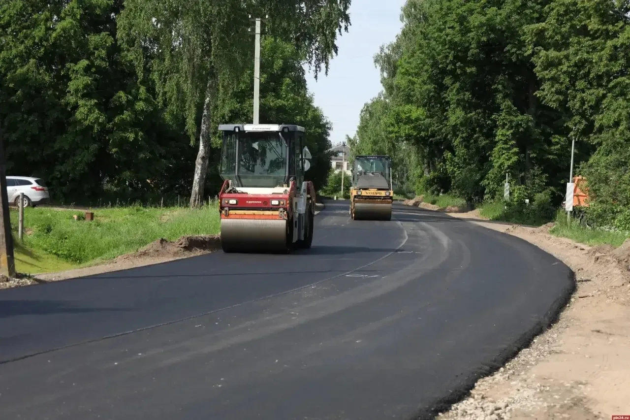 🛣️ Выравнивающий слой асфальта укладывают на трассе Опочка – Красногородск – граница с...