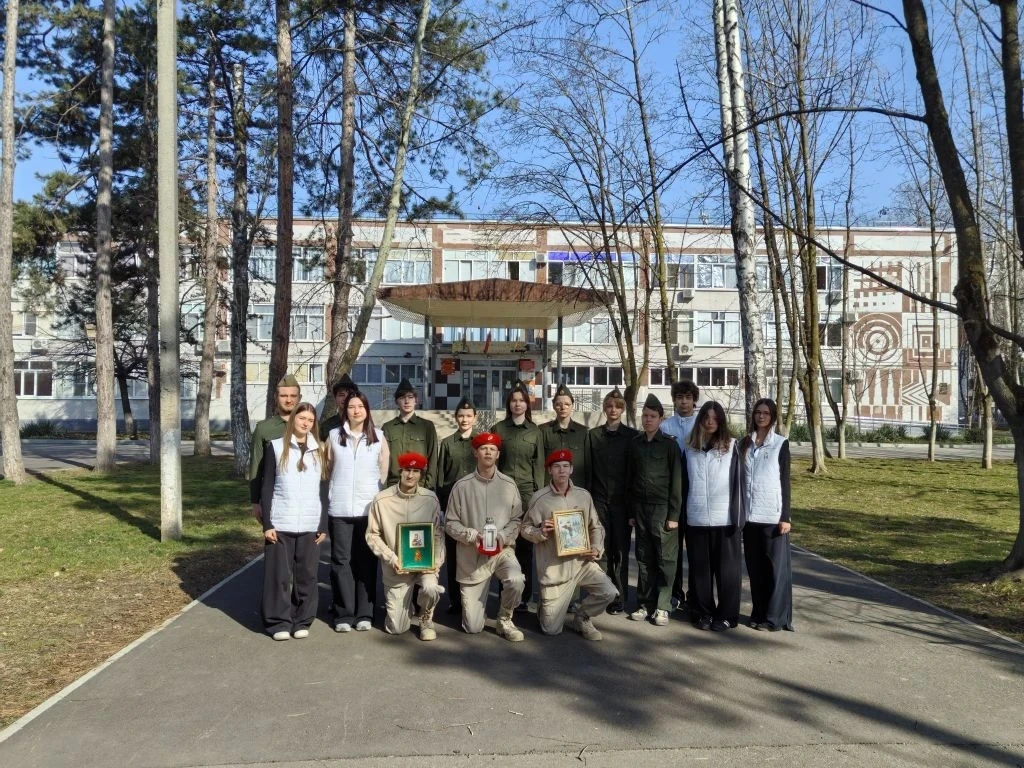 🔥 Эстафета памяти продолжается!  Юнармейцы МАОУ СОШ №20 и волонтёры организации "Новое поколение" то
