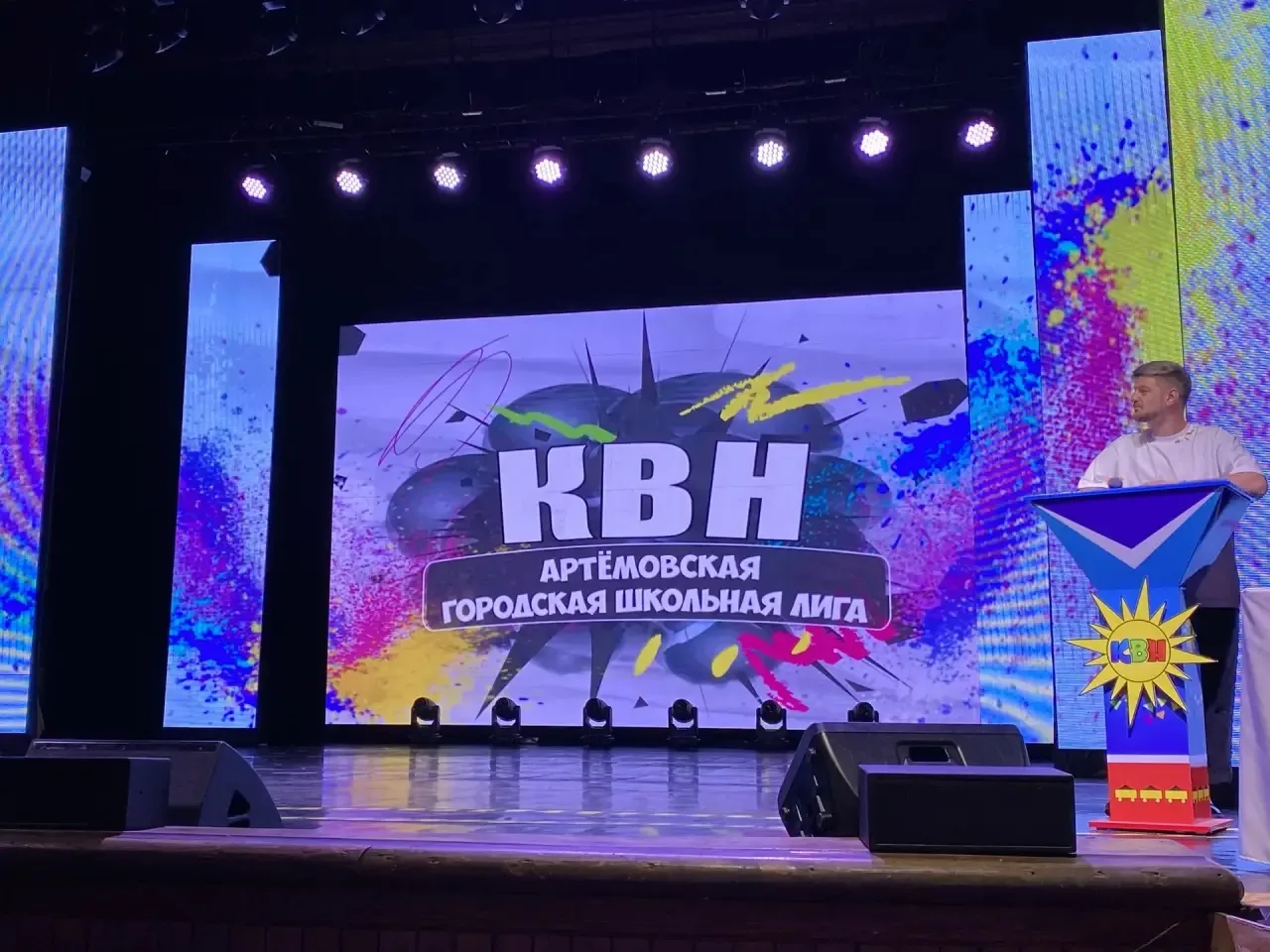 Репортаж с места событий!  📸 30 апреля 2026 года.  В полуфинале школьной лиги КВН АГО за выход в фин