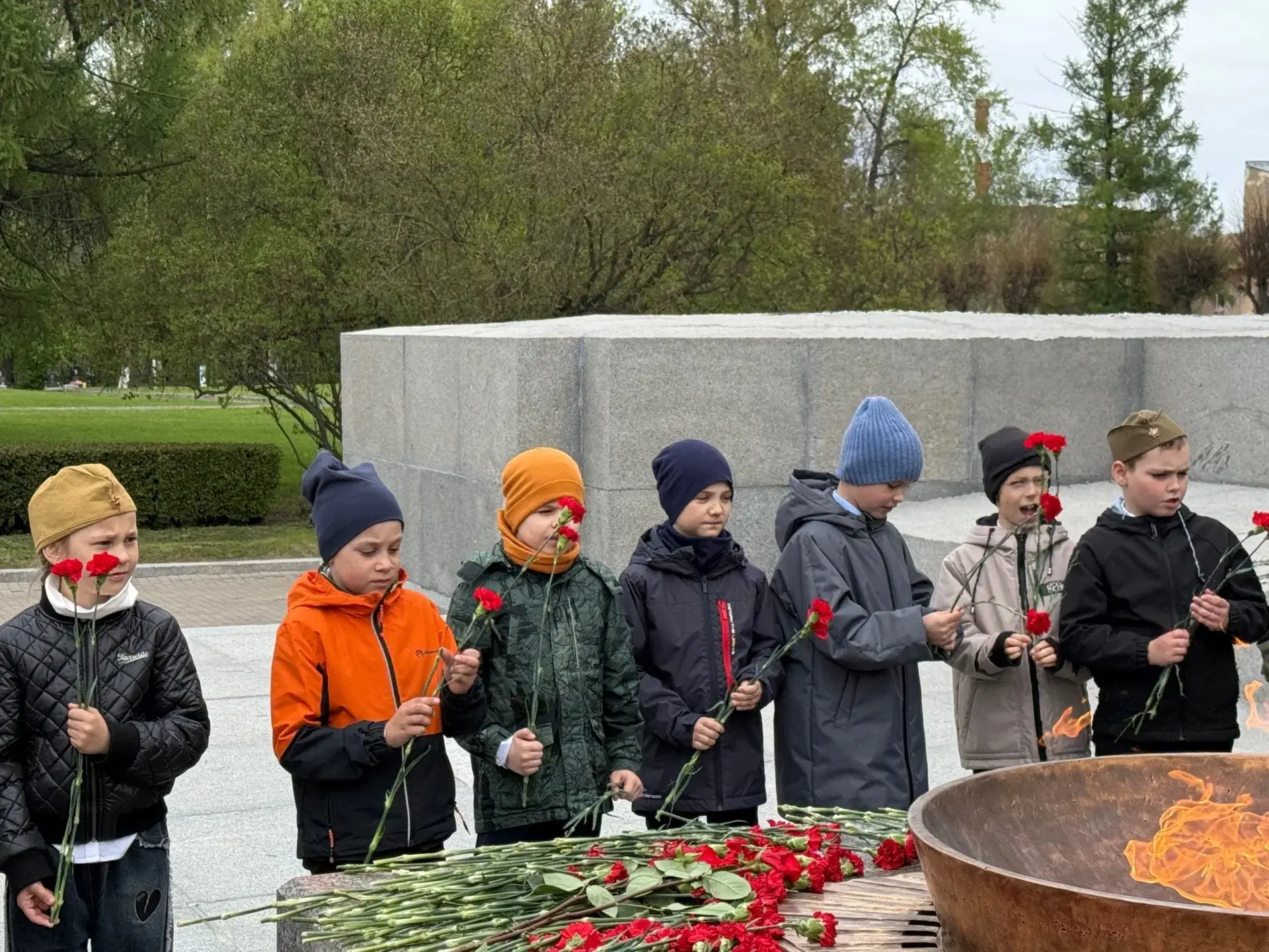 🎗 Мы помним!  Мы гордимся! 🎗   В честь 81‑й годовщины Победы обучающиеся 1 «А» класса вместе с класс