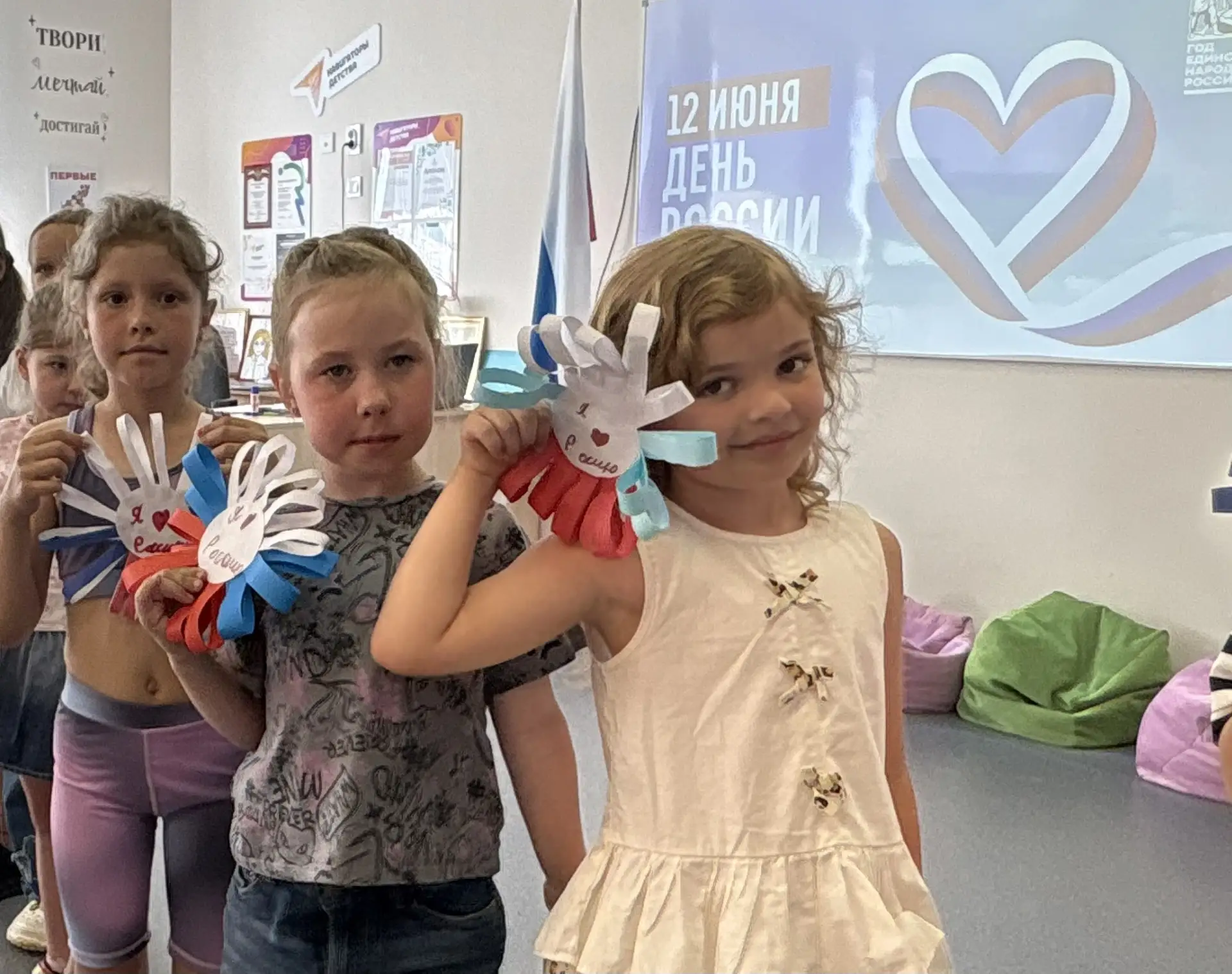 🤍💙❤️12 июня- ДЕНЬ РОССИИ

В пришкольном лагере прошёл творческий мастер-класс, посвящённый Дню Рос