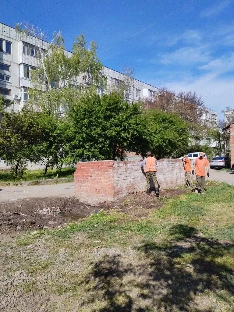 ⚡️В Ейске продолжается уборка приконтейнерных площадок и покос травы  Также убирают от мусора общест