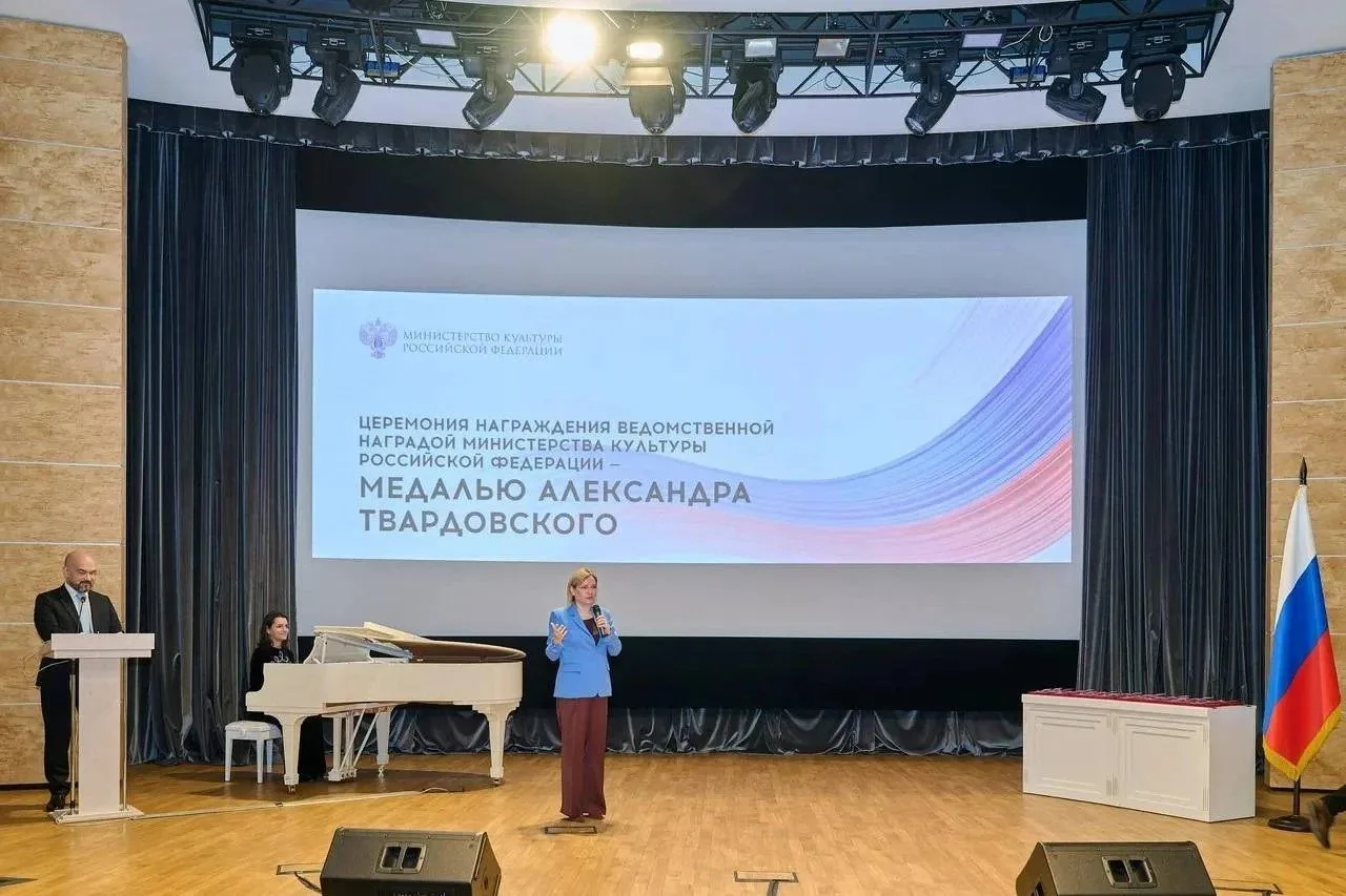 🏆 Заслуженный художник Российской Федерации, почётный член Российской академии художес...