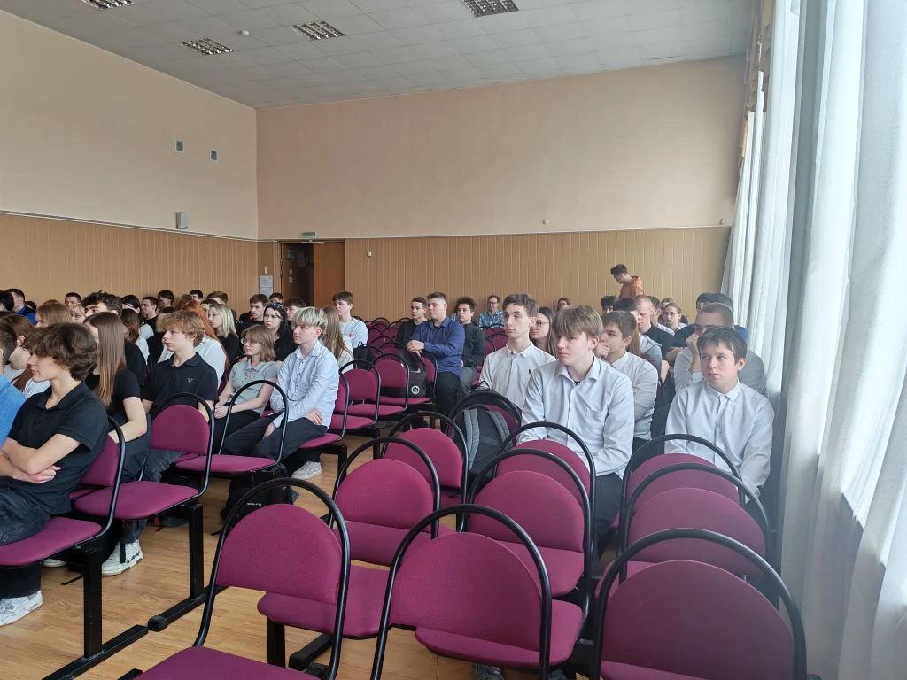 📢 Встреча с представителем полиции: безопасность в сети  Сегодня для учащихся 9‑х, 10‑х и 11‑х класс