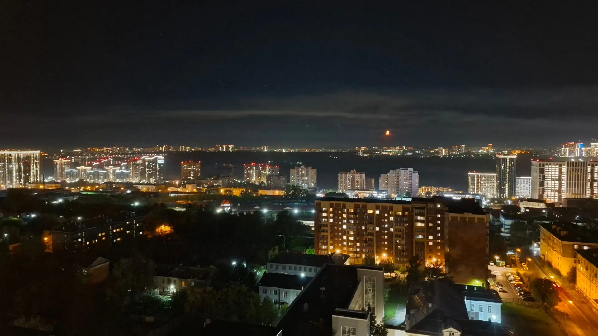 Вечера прохладнее, и небо загадочное. Так прощается с нами лето прекрасное