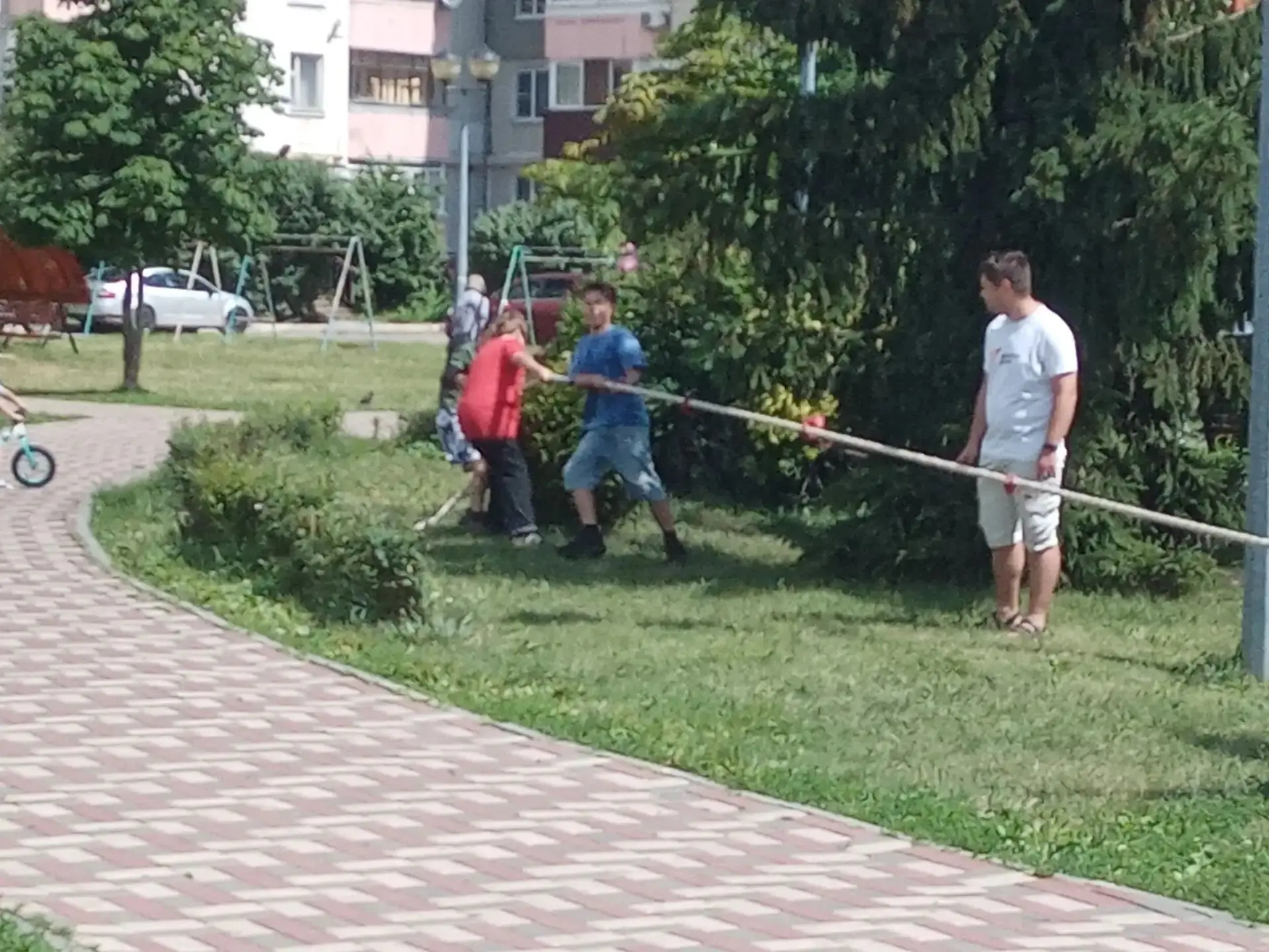 Лето во дворе

Сегодня в сквере Сенько, совместно с МБУДО ЦДОД, была проведена спортивно-развлекател
