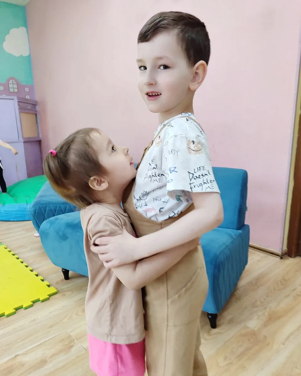 Пятница — время выдохнуть и обнять друзей перед выходными💛