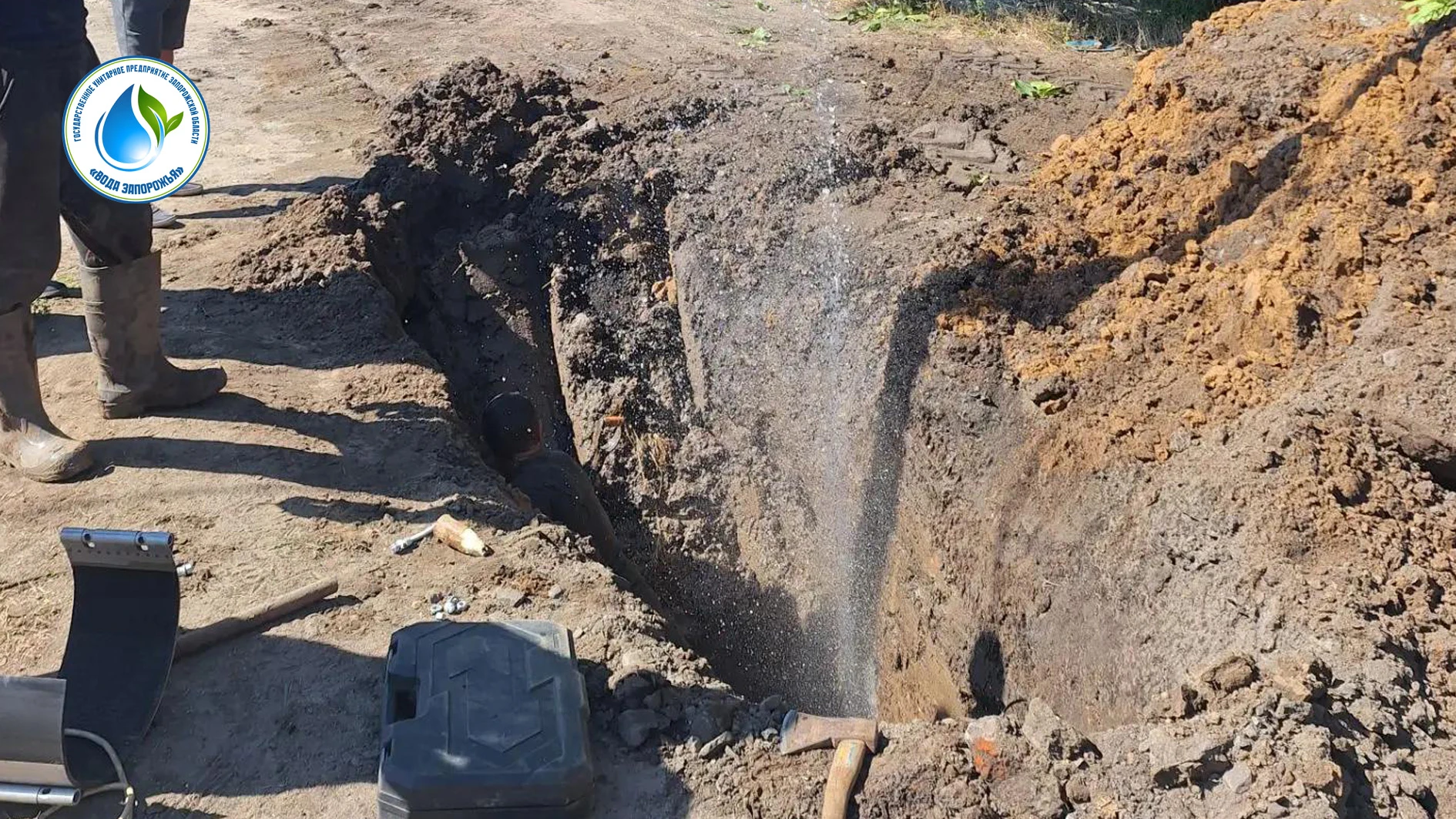 Специалисты филиала «Мелитопольское ПУВКХ» ГУП ЗО «Вода Запорожья» устранили порыв на л...