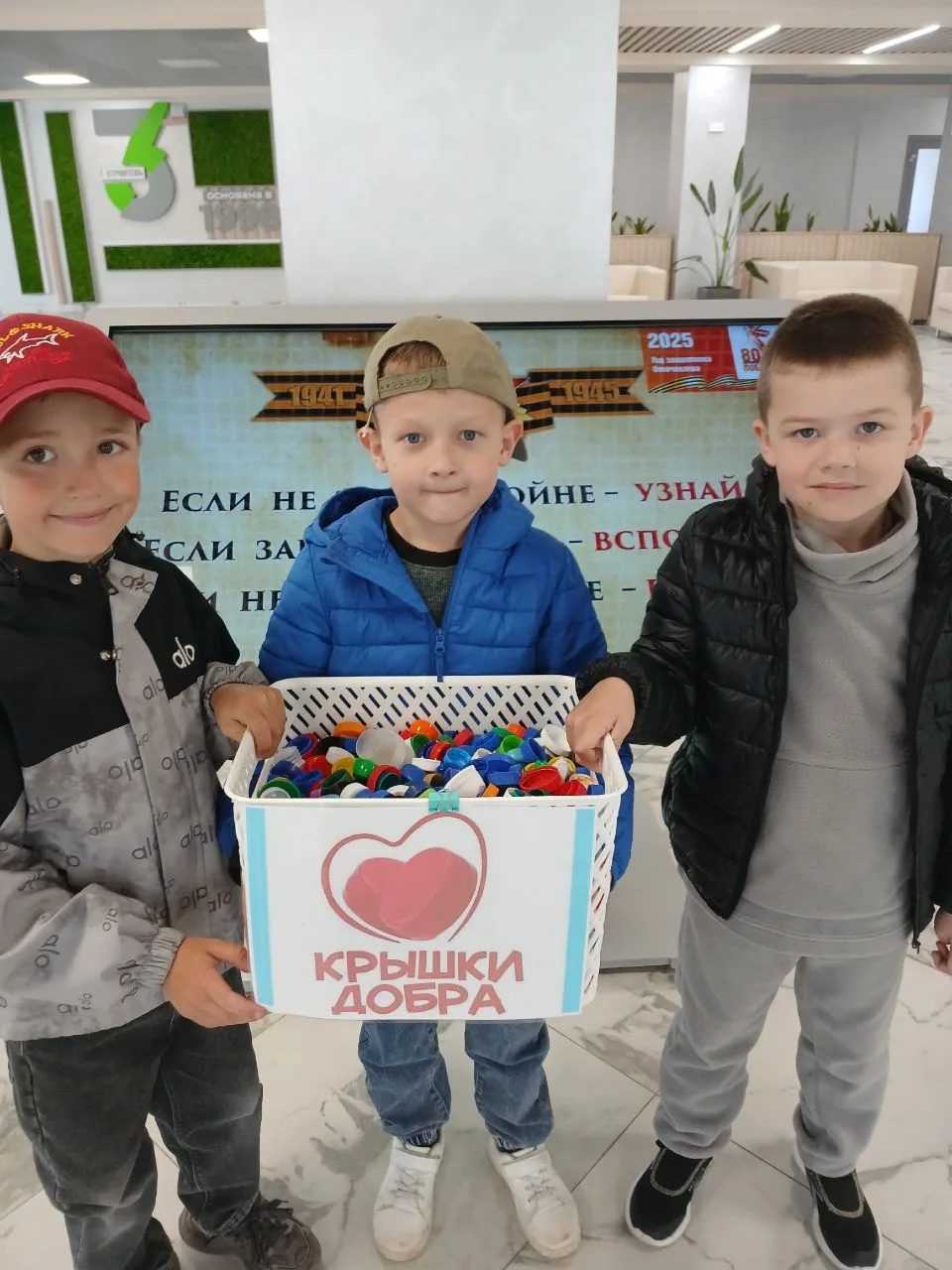 Сегодня к выпускникам вновь прилетел их маленький друг,🤝🇷🇺 который просил у ребят со...