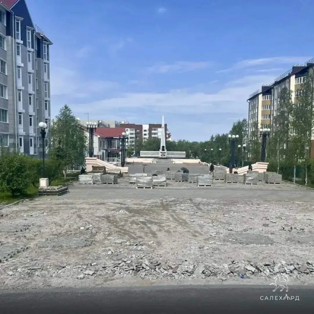 🚧 На Площади Победы в Салехарде начались работы.

Подрядная организация демонтирует тротуарное покр