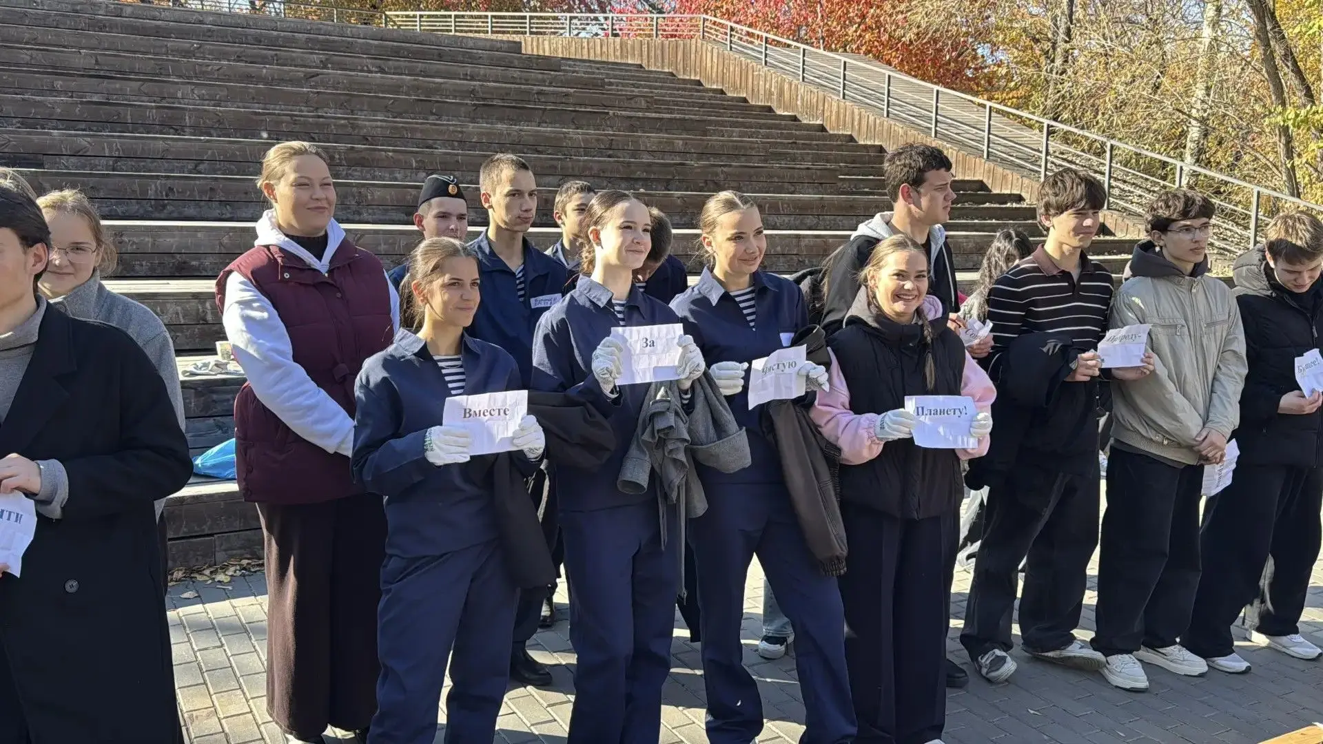 С пользой для города: школьники навели порядок в Первомайском парке в формате экоквеста