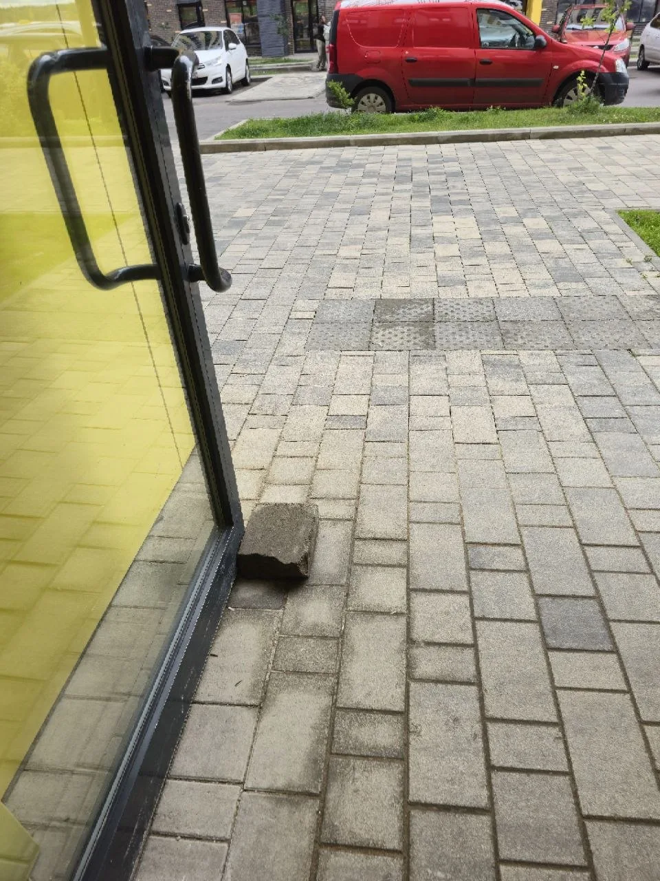 В 9 секцию постоянно открыта дверь! Камень подкладывают и заходи кто хочешь..Проходной ...
