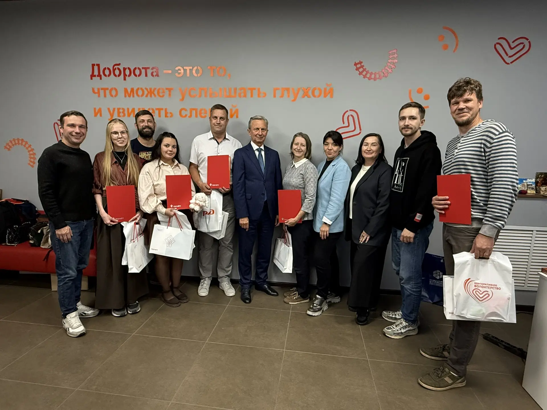 Сегодня моих волонтеров пришел поблагодарить ген.директор БФ «Почет» и представитель от...