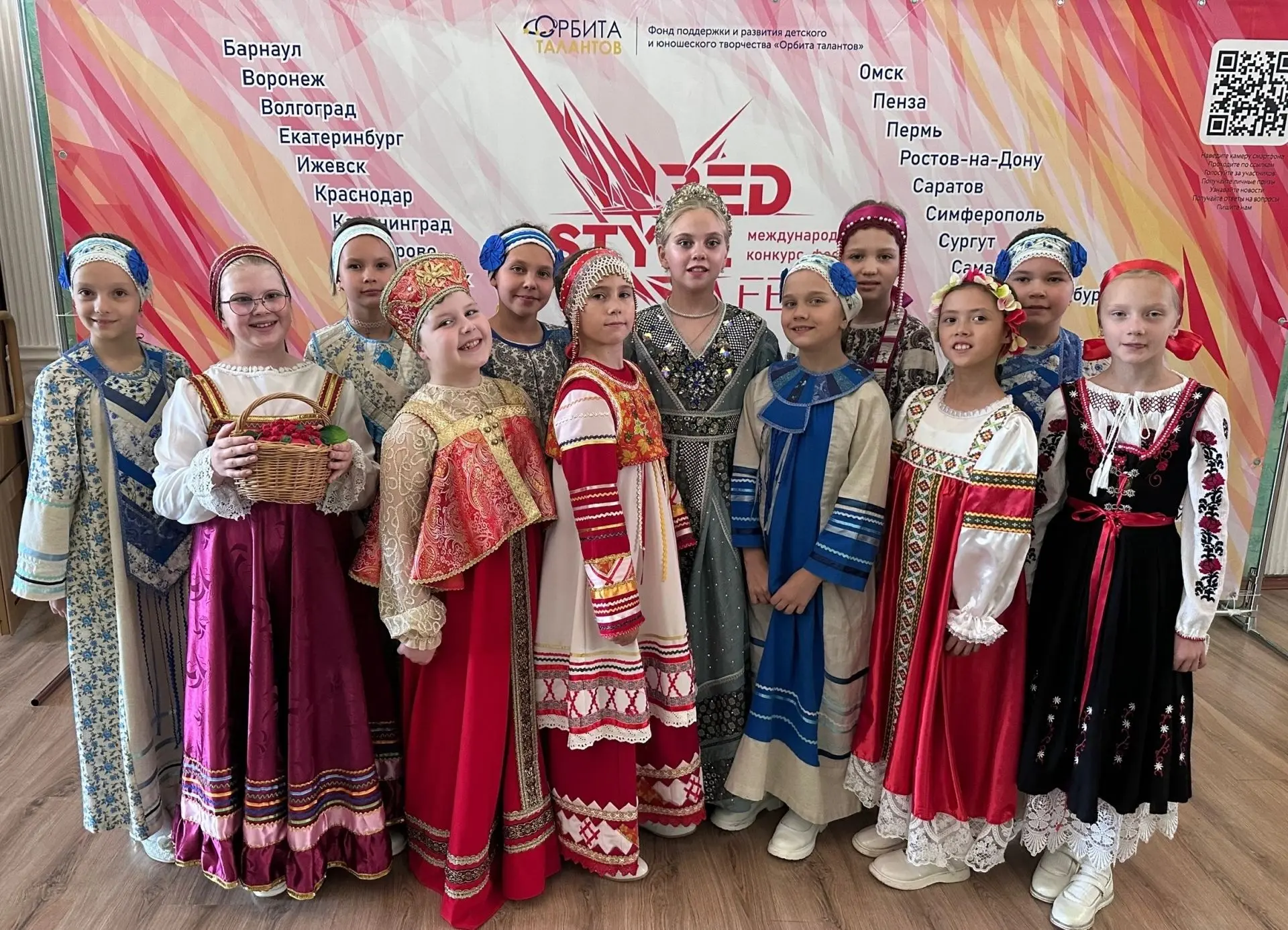 Детский образцовый фольклорный ансамбль «Лапоточки» (руководитель Светлана Ростовцева) ...