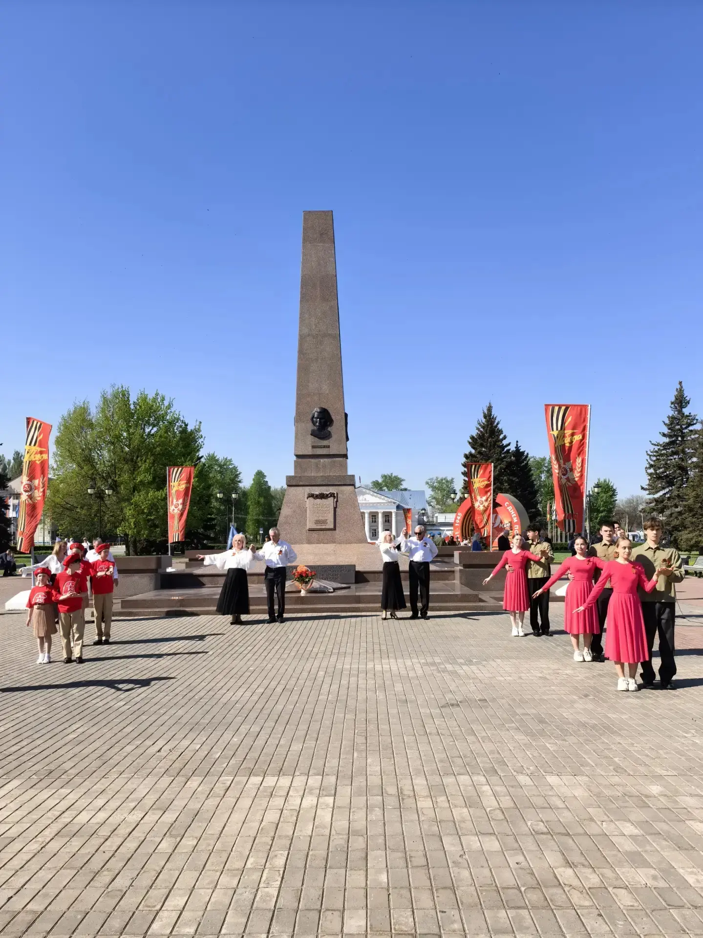 🇷🇺 8 мая наш Лицей принял участие в памятной акции «Преемственность поколений», посвящённой Дню Побе
