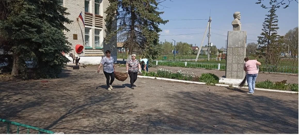 Погода радует нас ярким солнцем и теплыми днями! Сотрудники центра социального обслужив...