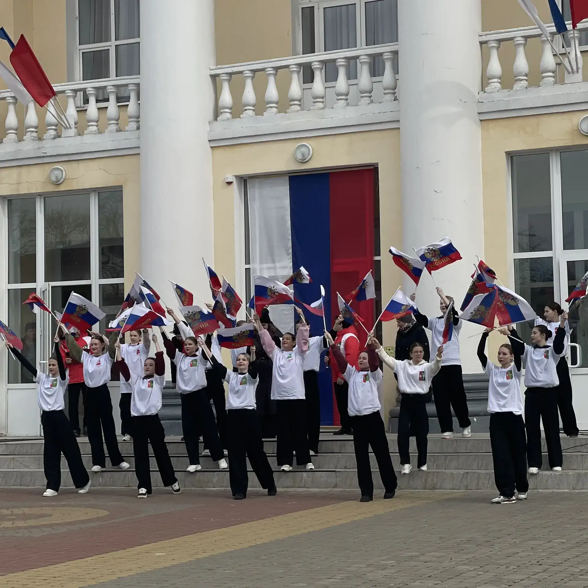 🌸 "Крымская весна — вместе навсегда!" — под таким девизом в Данкове прошла патриотическая акция, пос