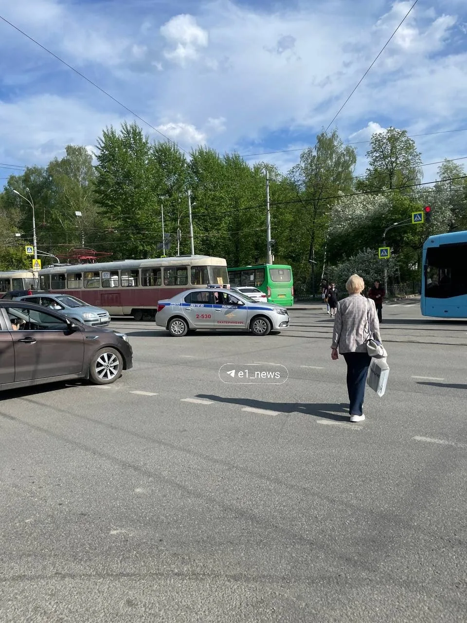 А на перекрестке улиц Малышева и Мира поставили регулировщика.   Светофоры также работают, сообщают 