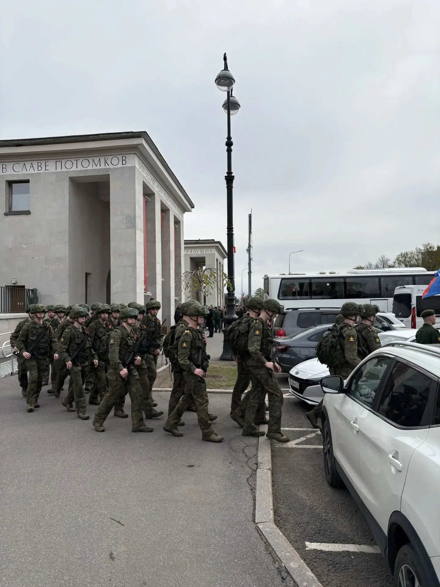 На Пискарёвском кладбище в Санкт-Петербурге регулярно проходят торжественные церемонии возложения цв