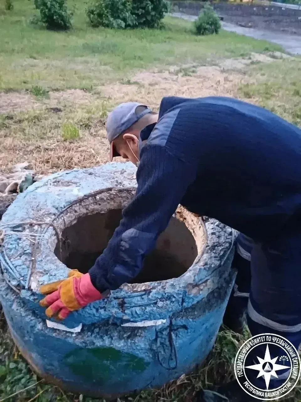 На волосок от беды! Как в Сибае спасали собаку, застрявшую в колодце.