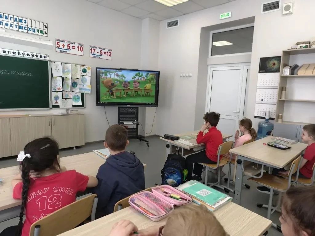 Классные руководители нашей школы провели для младших школьников беседу о здоровом питании 🍎🥦.  Они 