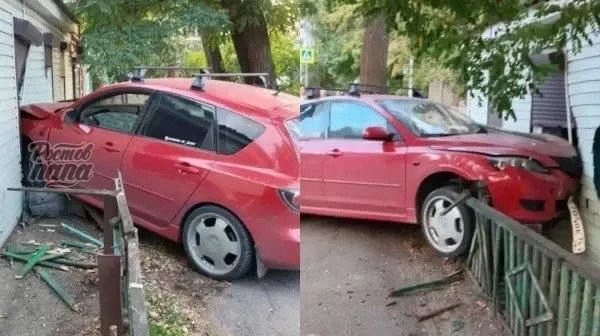 ❗️В Азове легковушка влетела в жилой дом