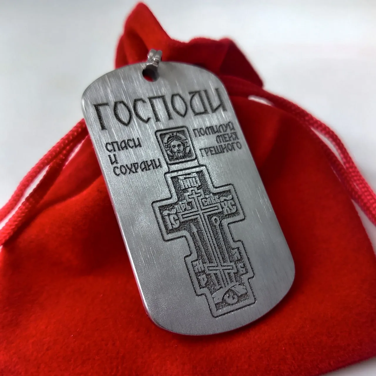 Гравировка на титановом жетоне.