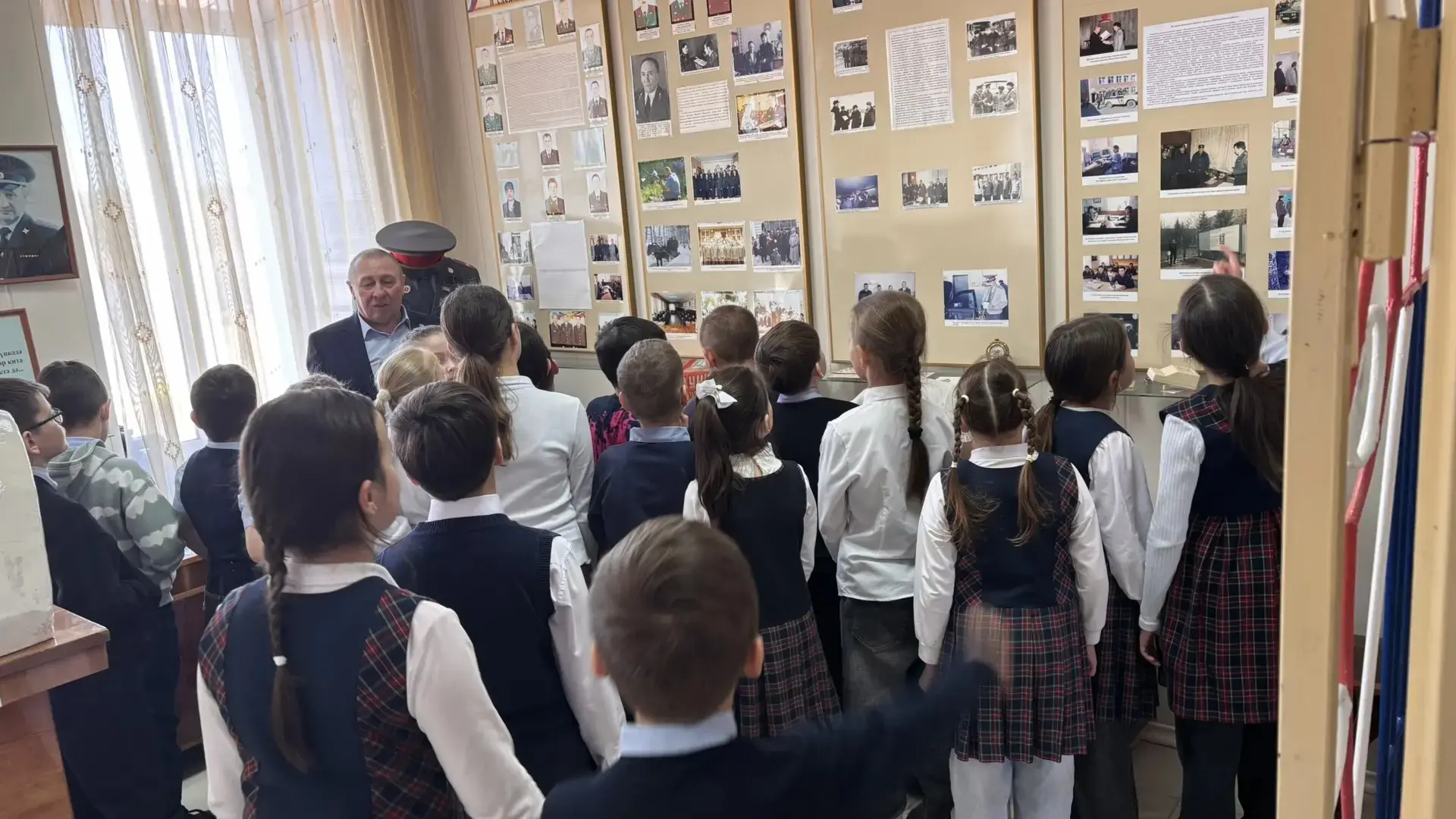 Сегодня обучающиеся 3-в класса и их родители совершили экскурсию в музей ОМВД России по Балтасинском