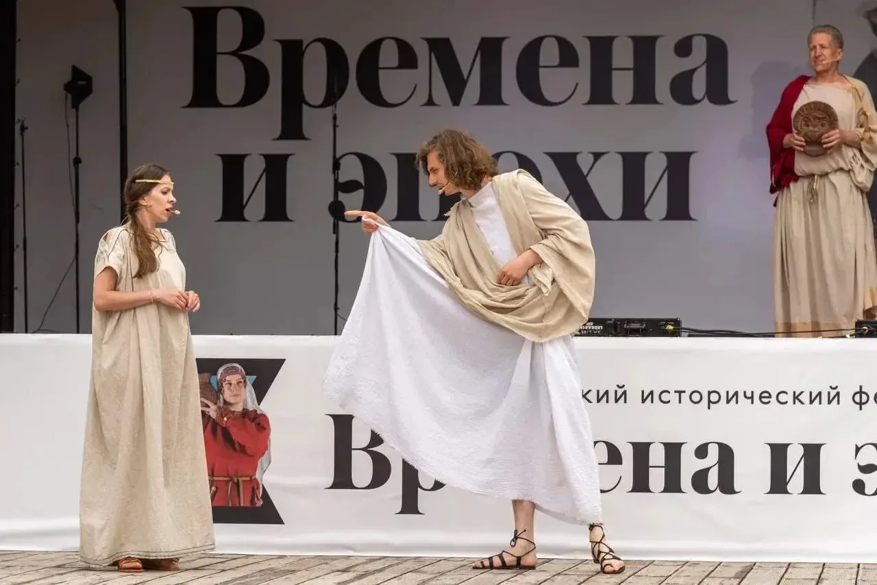 В Зеленограде завершился фестиваль «Времена и эпохи»: на площадке «Крым» ожил античный театр.

На пл