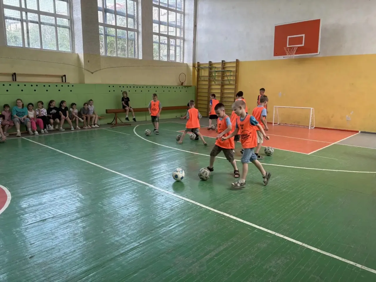 ⚽️ Ура! У нас был футбольный мастер‑класс!

Руководитель футбольного  клуба «Юность» устроил настоящ