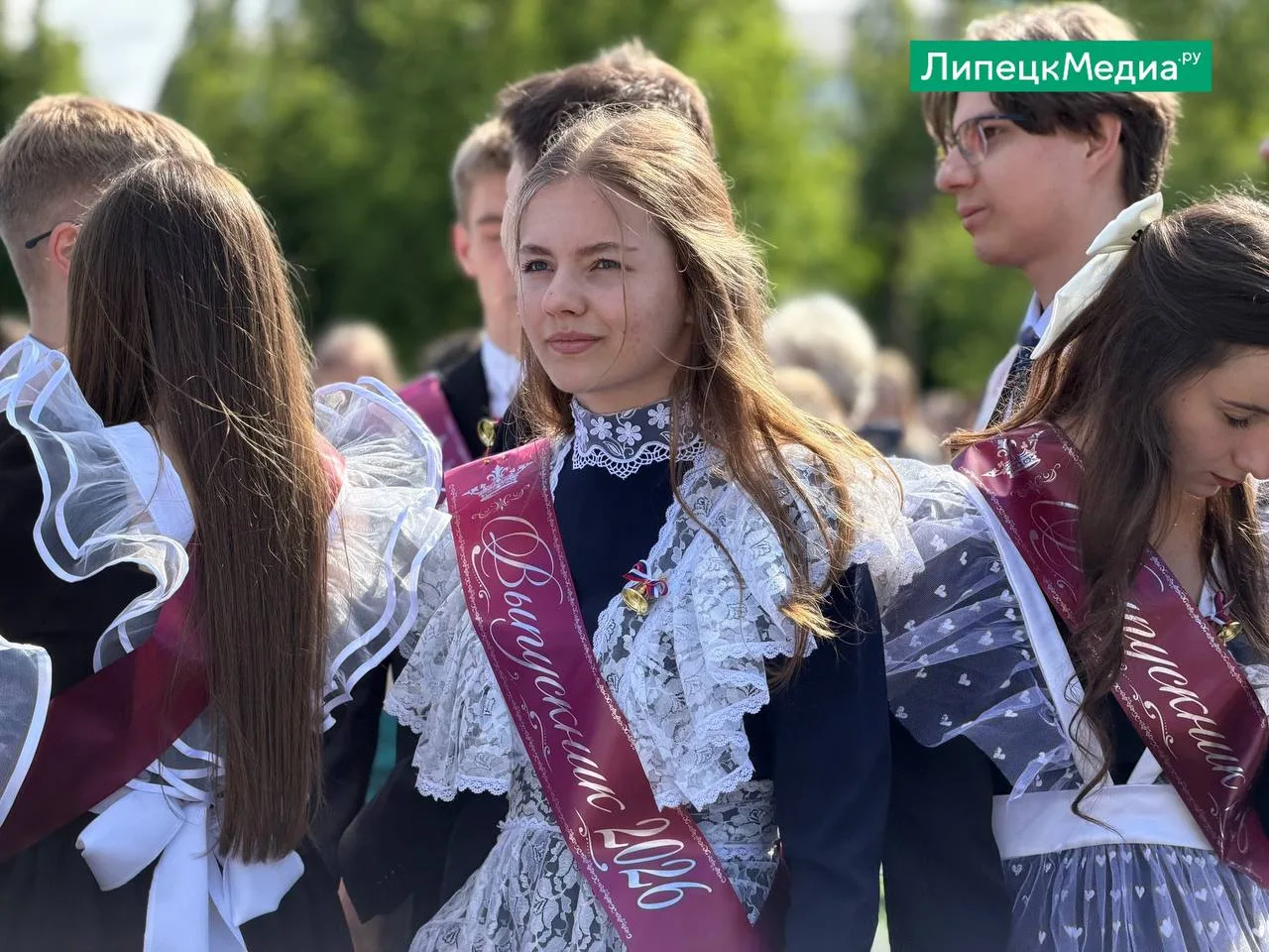 🎓 В Липецке стартовали последние звонки.  Сегодня у школ по всему городу собрались выпускники, учите