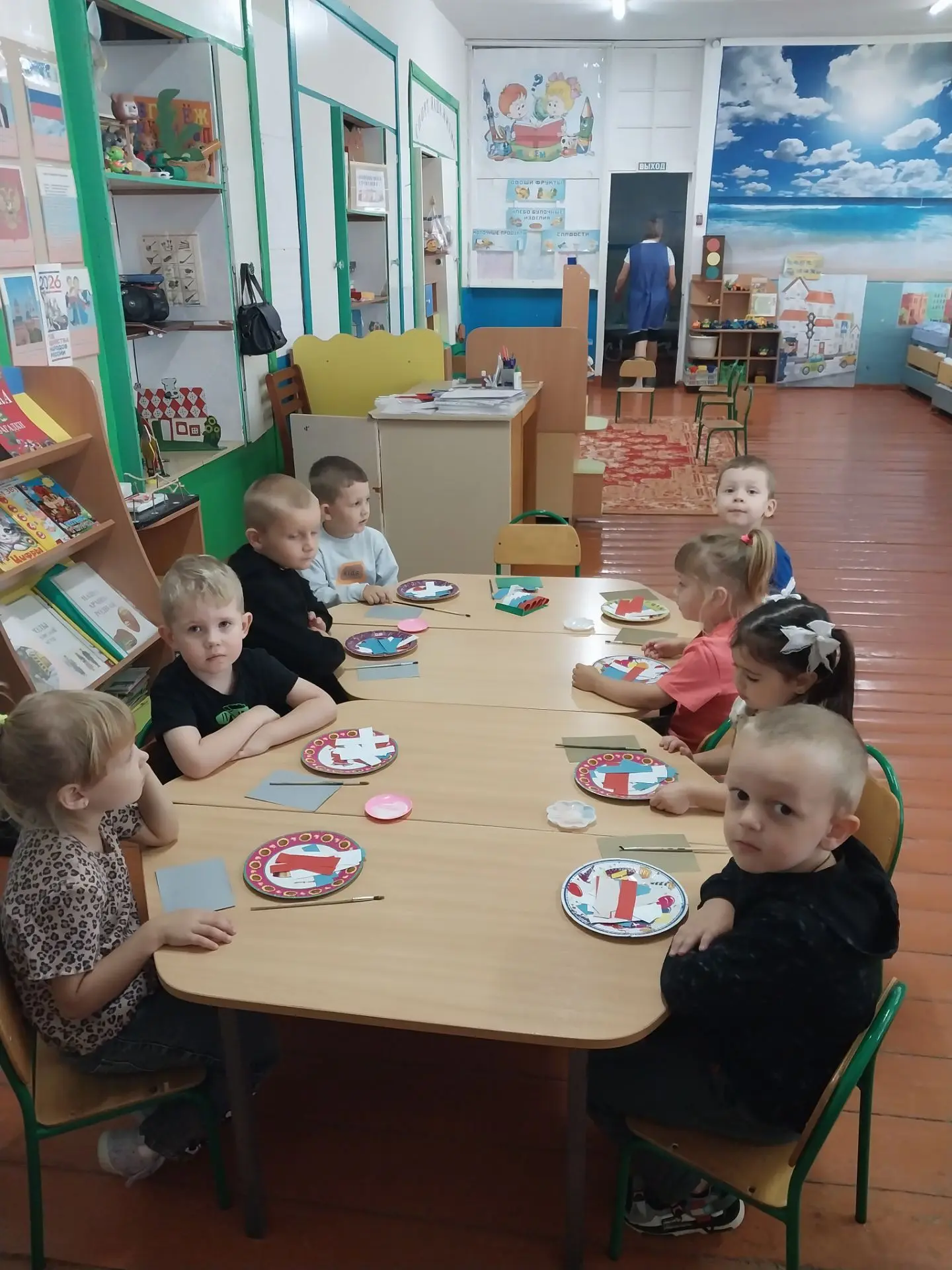 Ребята группы Любознайки сделали аппликацию ко Дню флага с целью формирование у детей о...