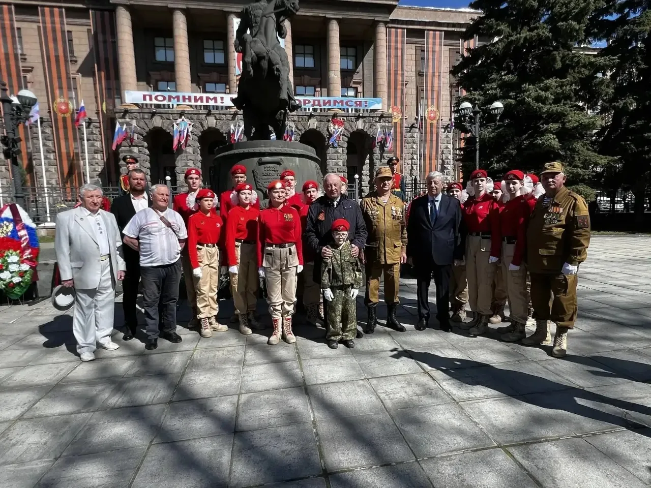 Накануне Дня Победы в Екатеринбурге, на площади перед штабом Центрального военного округа, прошла це