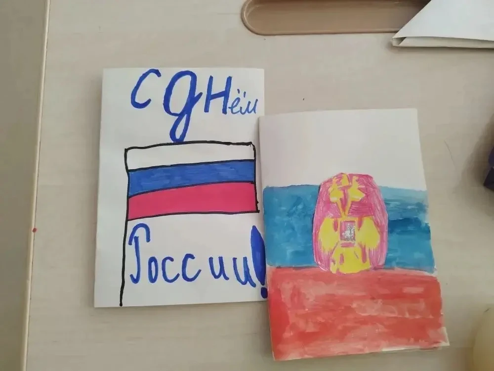«Окна России»: наши юные патриоты украсили лагерь к празднику! 🇷🇺
День России – это особенный день