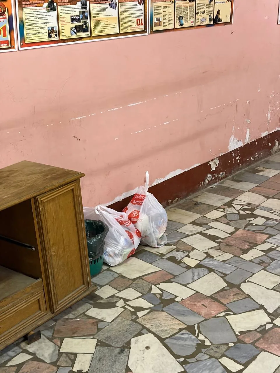 Какие же свиньи живут на Западной 1А! Из квартиры гавнище своё вынес, а до помойки не д...