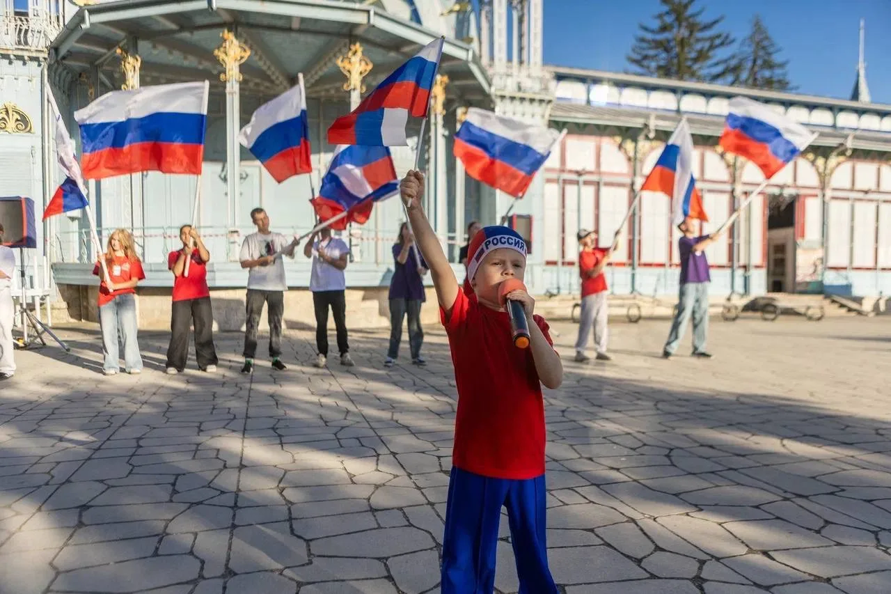 Праздничный день завершился концертом в парке Цветник.