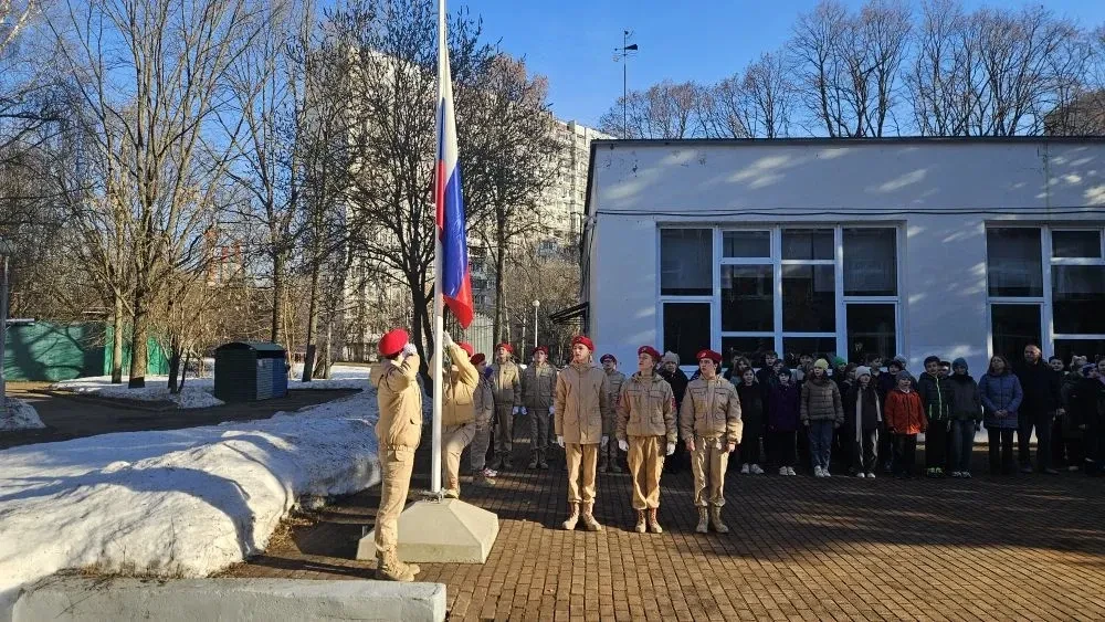 ✨ПОДНЯТИЕ ФЛАГА    🇷🇺Новая учебная неделя началась с традиционной церемонии поднятия флага Российско