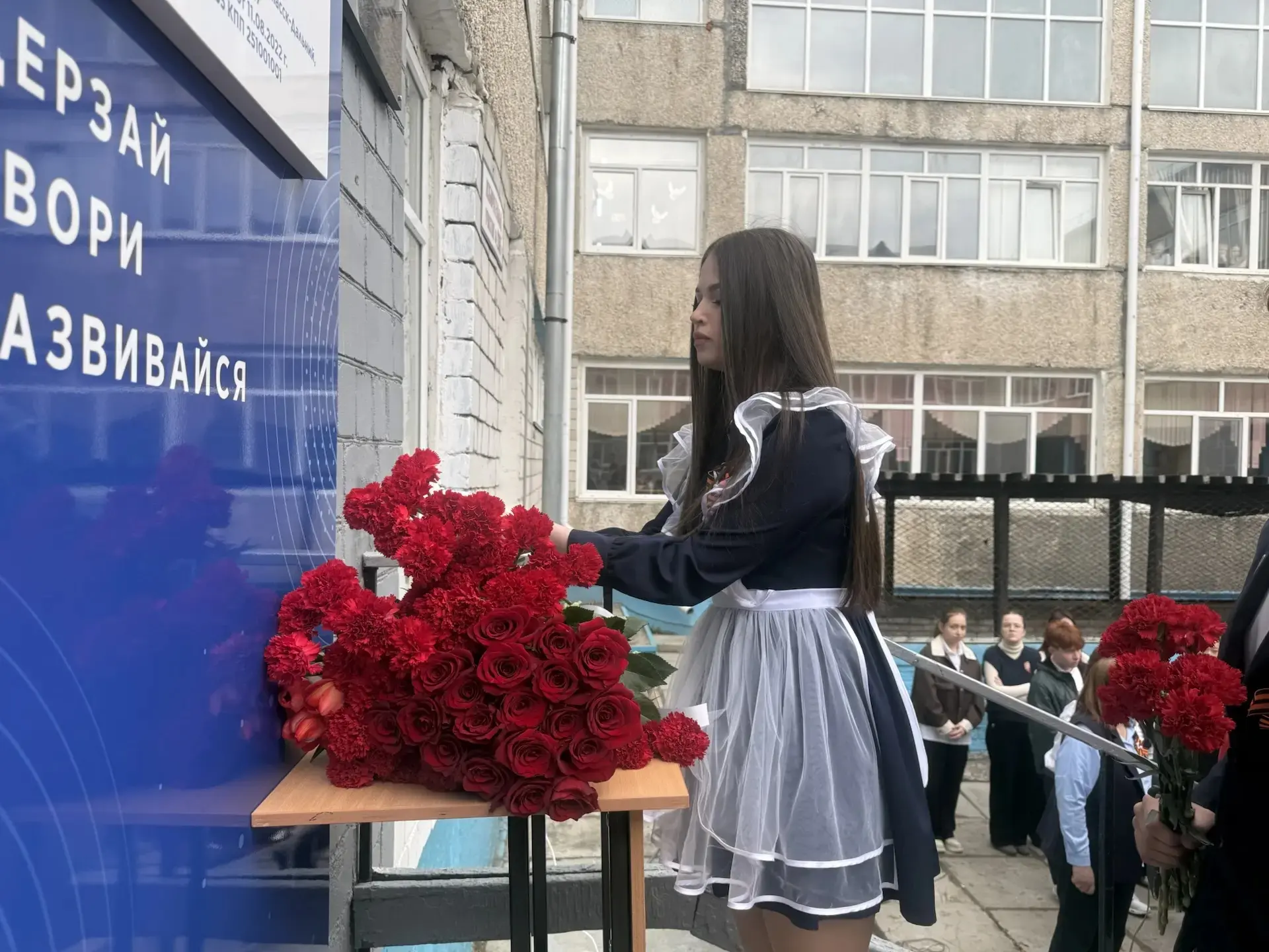 🕊 Алые гвоздики и тишина  В церемонии открытия мемориальной доски Андрею Мамонову был момент, которы
