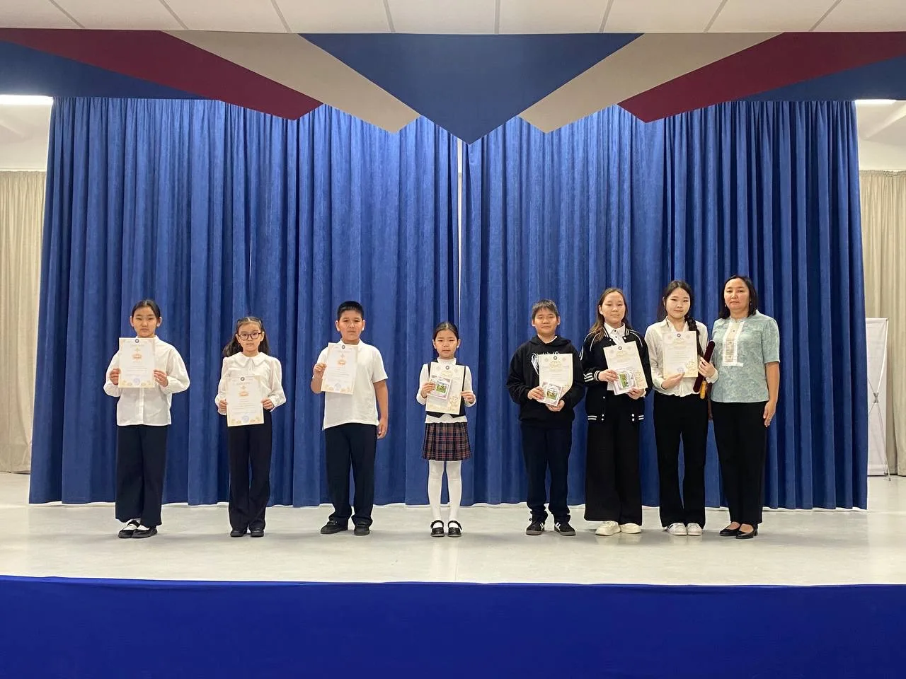 ✨ Сегодня, в утреннем ритме понедельника, наша школа вновь собралась на праздничную линейку. Помимо 