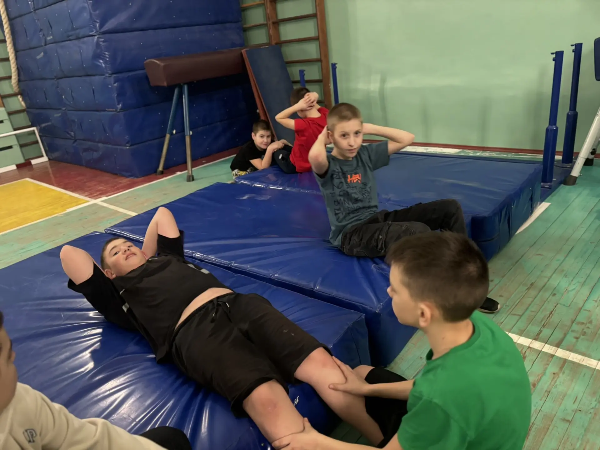 🏋️‍♀️ С радостью сообщаем, что в нашей школе продолжаются тренировки по гиревому спорту! Это уникаль
