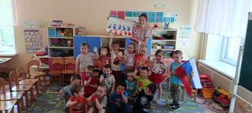 В преддверии Дня России с детьми группы «Колобок» были проведены беседы о Родине. В продуктивной дея