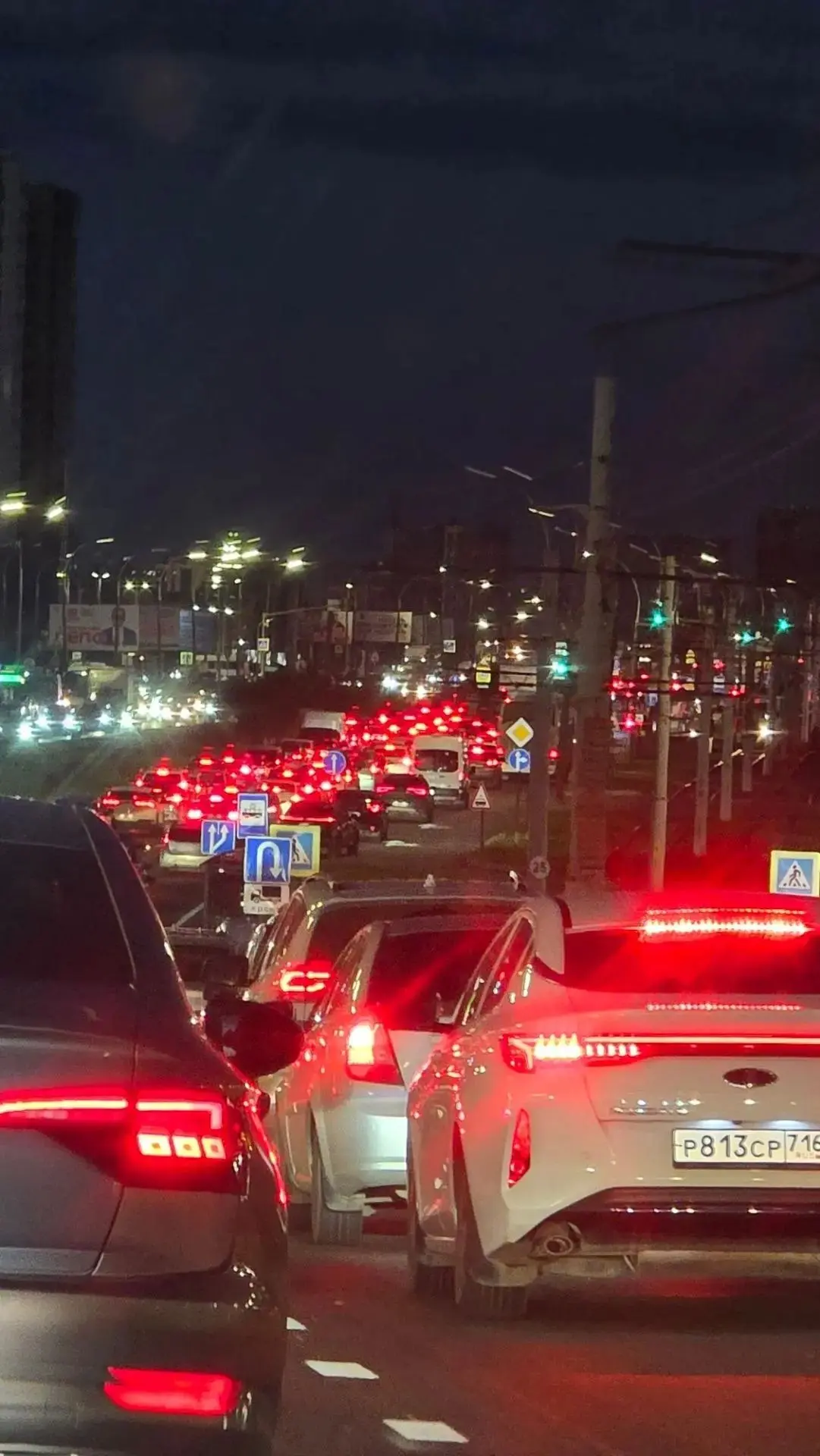 На въезде в Набережные Челны образовалась серьезная пробка. Движение затруднено из-за п...